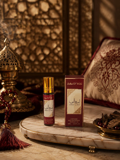 Huile de parfum concentrée Ameerat Al Arab 10 ml sans alcool Sultan El Waha, flacon roll-on bordeaux et son étui sur marbre