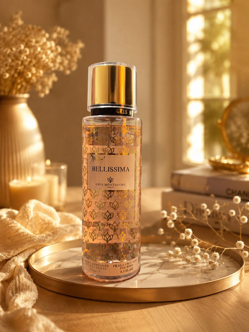 Flacon de brume parfumée Bellissima 250 ml Gris Montaigne Paris sur un plateau doré, entouré de bougies et de fleurs séchées