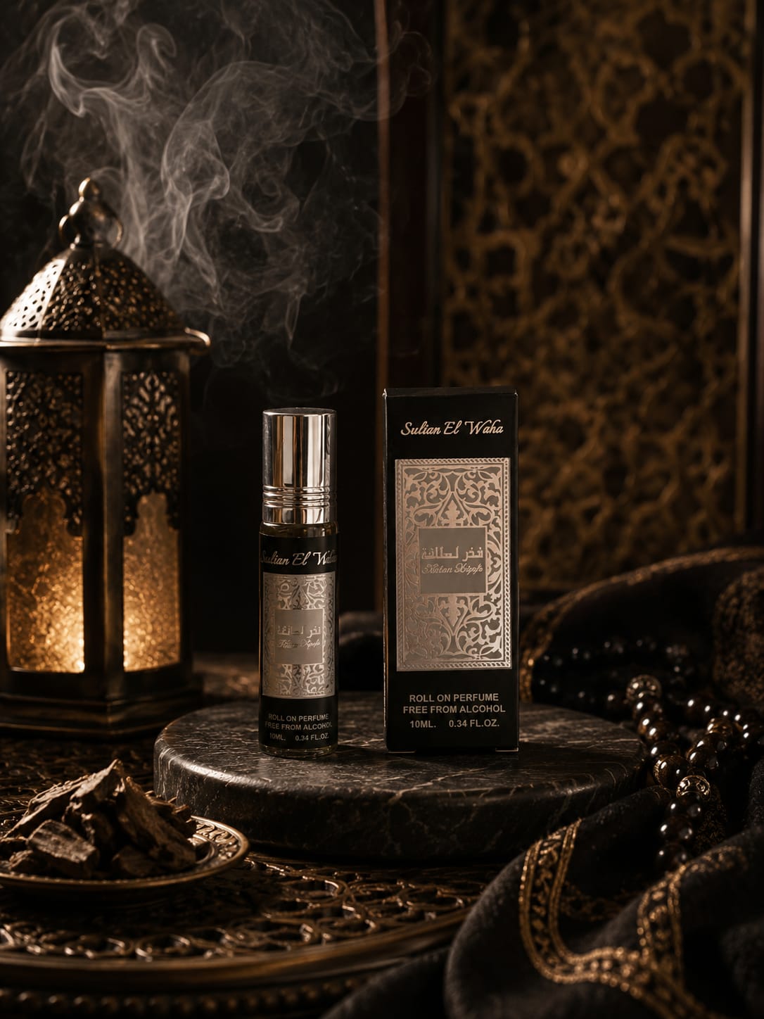 Parfum Fakhar Lattafa 10 ml pour homme, flacon roll-on argenté et son étui, ambiance boisée et lanterne dorée
