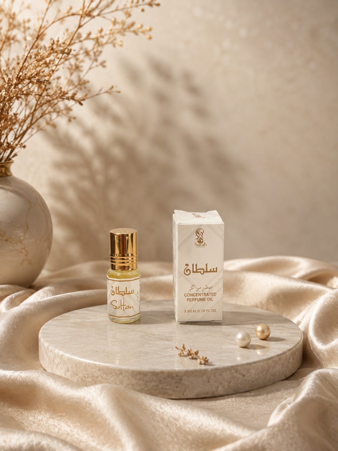 Huile de parfum concentrée Sultan 3 ml sans alcool, format découverte, petit flacon blanc et doré et son coffret sur marbre